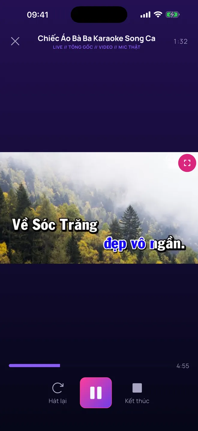 Màn hát của Kara Together: video karaoke có lời đang phát, micro đang thu giọng