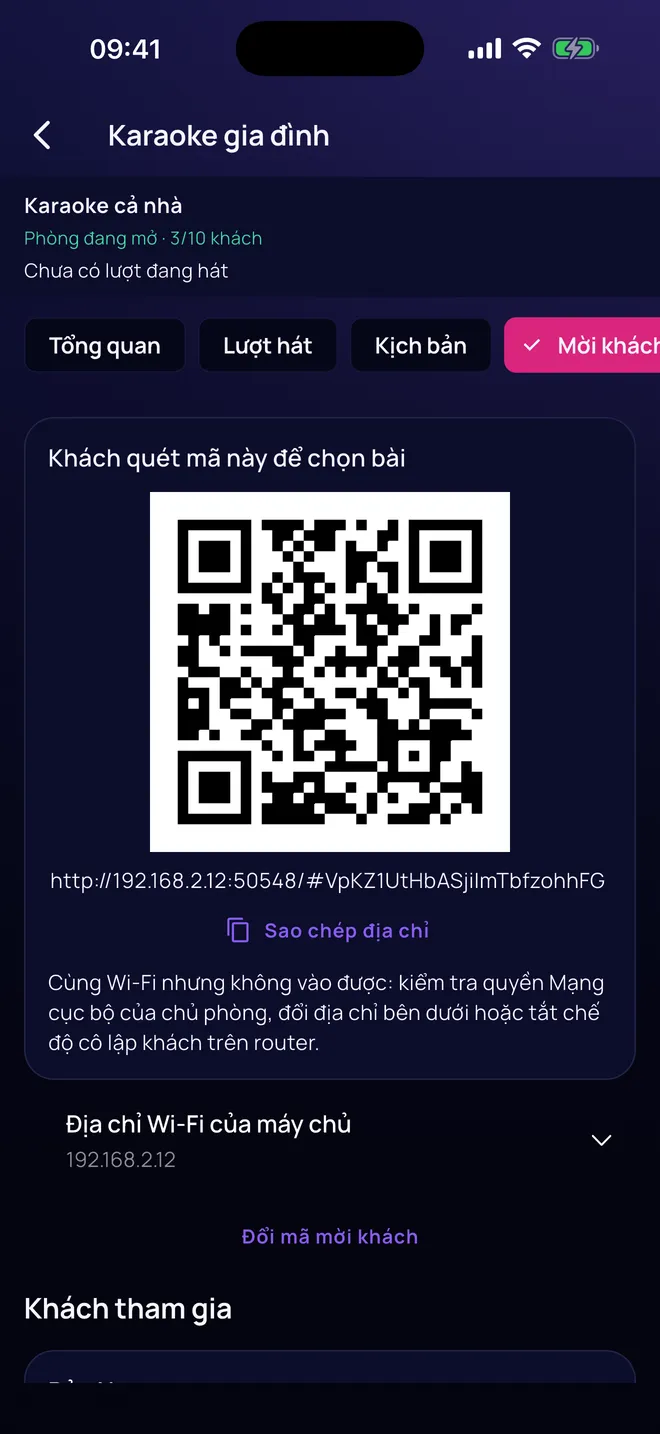 Phòng karaoke đang mở với mã QR mời khách cùng Wi-Fi